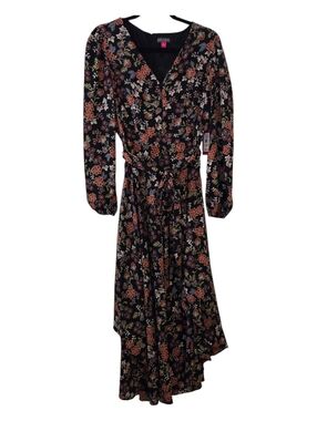 Vince Camuto V-neckline, Longsleeve, Lightweight Size: Medium